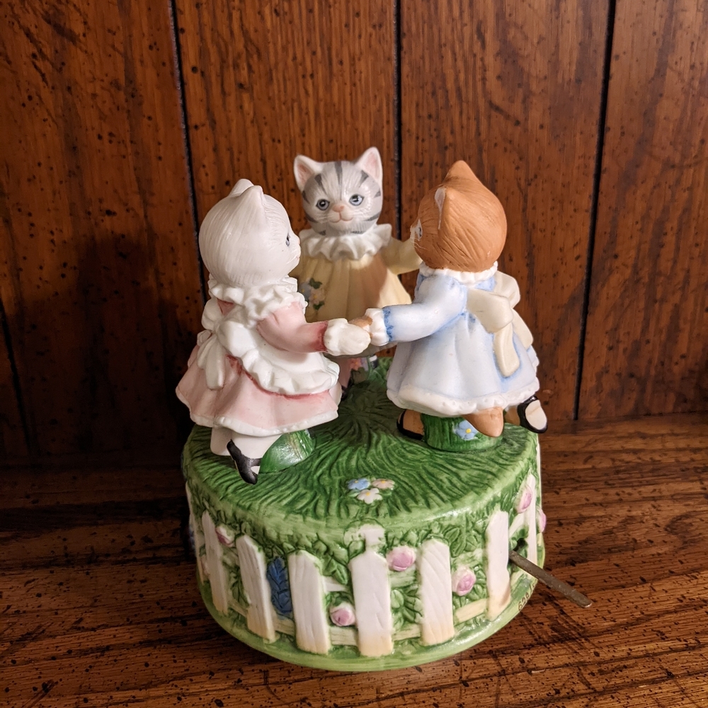 Vintage 1989 limited Kitty Cucumber spinning music box